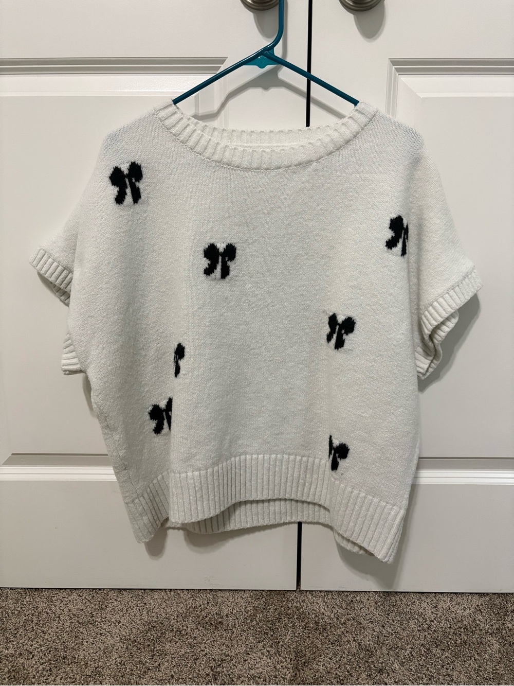 White Knit Short Sleeve Sweater with Black Bow